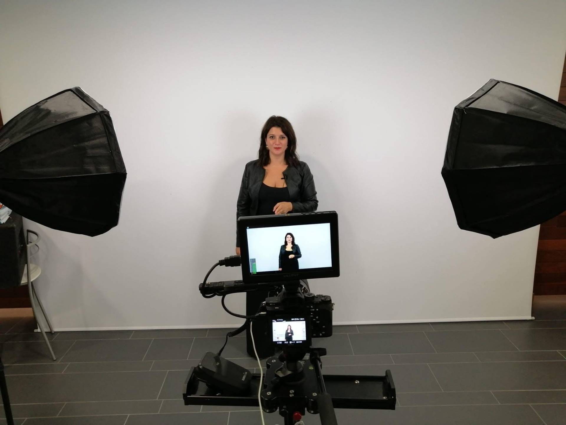 Giovanna Pellegrino in studio durante una sessione di formazione
